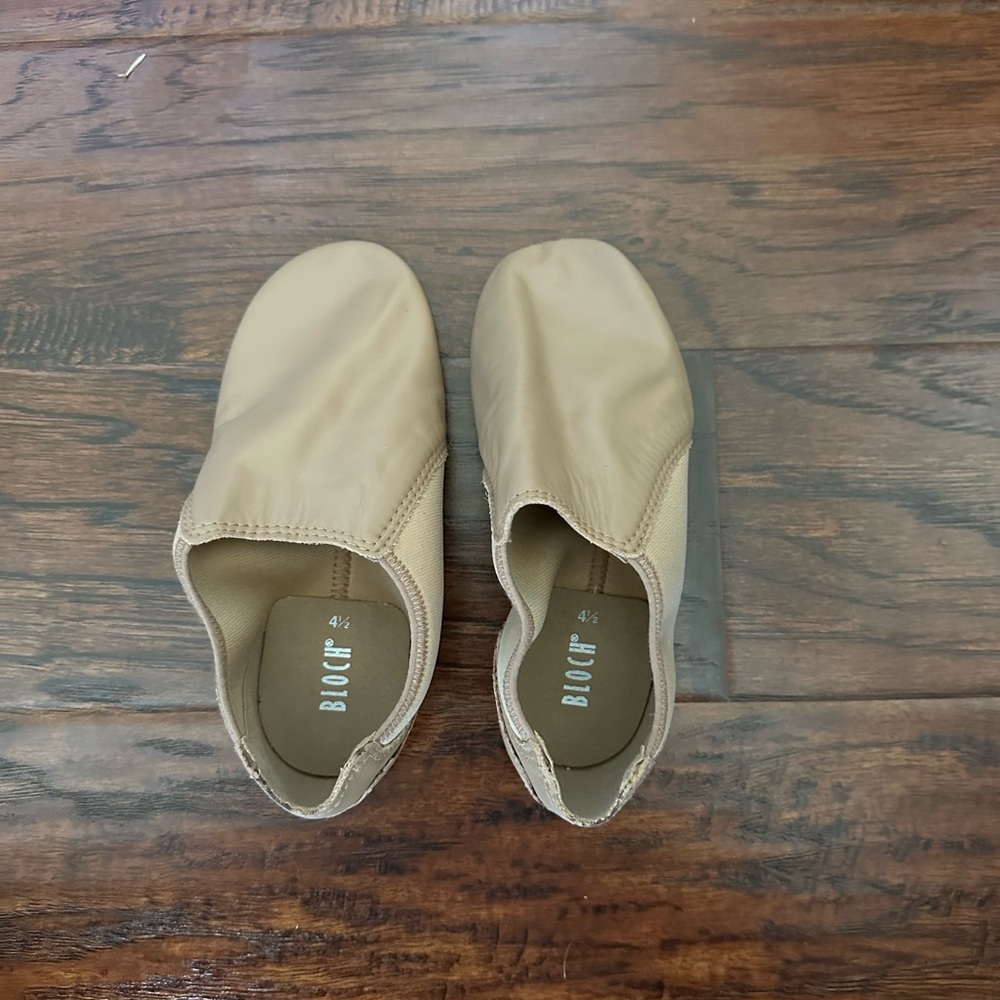 Tan Bloch Jazz Shoes - size 4.5 - NEW